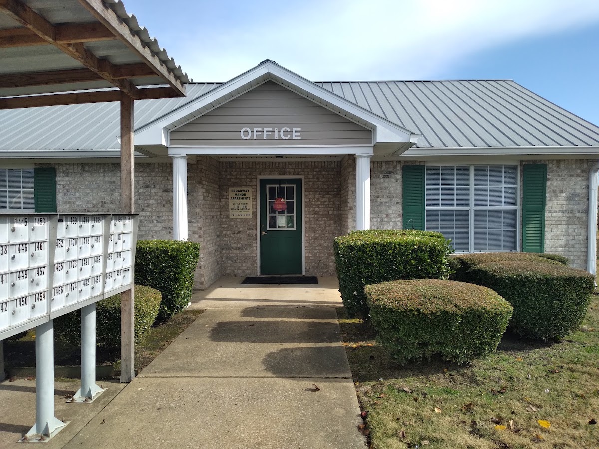 Broadway Manor Apartments, photographed by a Google contributor